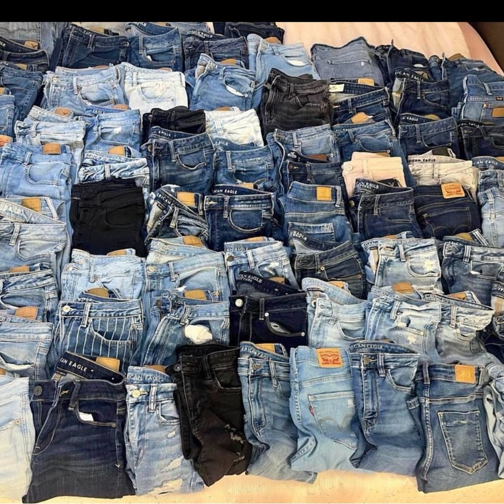 American eagle jeans 
Size 0,2,4,6,8,10,12,14,18,20
